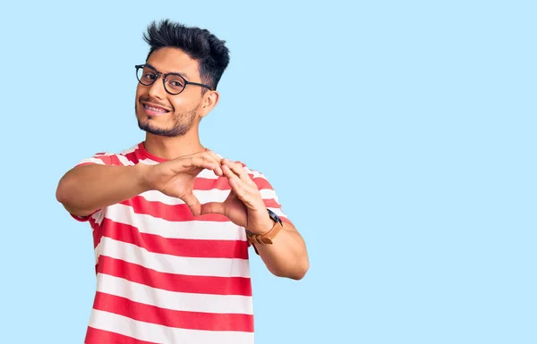 Schöner Lateinamerikanischer Junger Mann Lässiger Kleidung Und Brille Der Verliebt — Stockfoto
