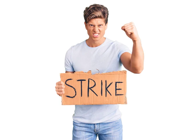 Ung Stilig Man Håller Strejk Banderoll Kartong Irriterad Och Frustrerad — Stockfoto