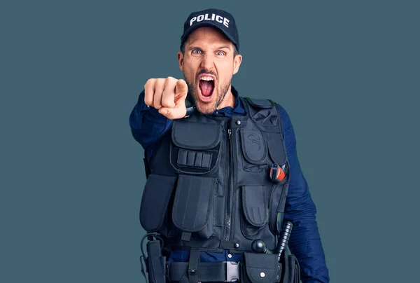 Joven Hombre Guapo Con Uniforme Policía Señalando Disgustado Frustrado Cámara — Foto de Stock