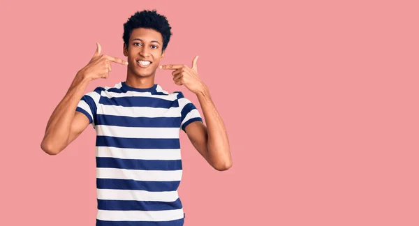 Jovem Afro Americano Vestindo Roupas Casuais Sorrindo Alegre Mostrando Apontando — Fotografia de Stock