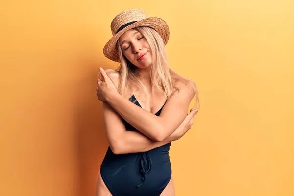Mayo Yaz Şapkası Takan Genç Güzel Sarışın Kız Kendine Sarılıyor — Stok fotoğraf