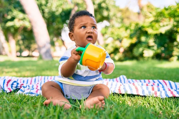 Adorável Afro Americano Gordinha Criança Brincando Com Brinquedo Sentado Grama — Fotografia de Stock