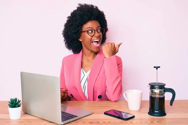 Joven Mujer Afroamericana Trabajando Escritorio Usando Computadora Portátil Apuntando Pulgar —  Fotos de Stock