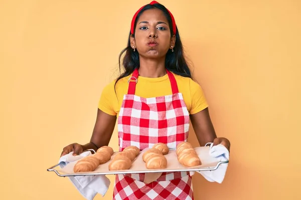 Młoda Hinduska Dziewczyna Mundurku Piekarza Trzymająca Domowej Roboty Chleb Puffing — Zdjęcie stockowe