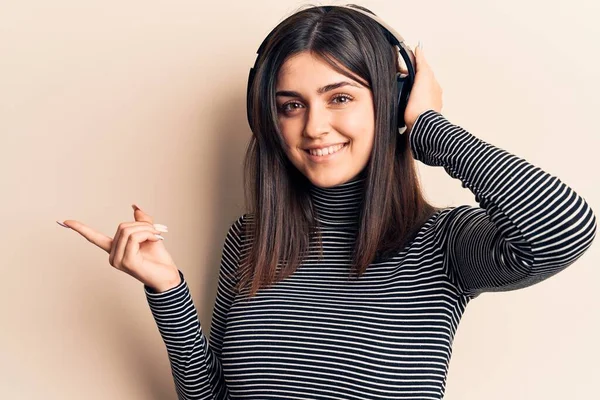 Ung Vacker Flicka Lyssnar Musik Med Hörlurar Ler Glad Pekar — Stockfoto