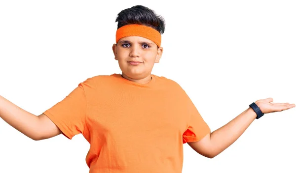 Kleiner Junge Sportkleidung Ahnungslos Und Verwirrt Mit Erhobenen Armen Und — Stockfoto