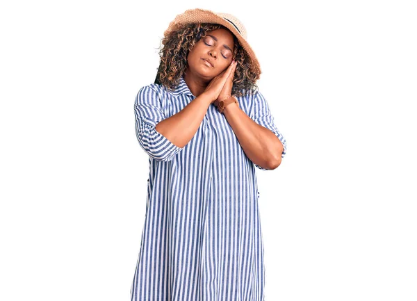 Młoda Afroamerykanka Size Kobieta Letniej Czapce Śpi Zmęczona Snem Pozuje — Zdjęcie stockowe