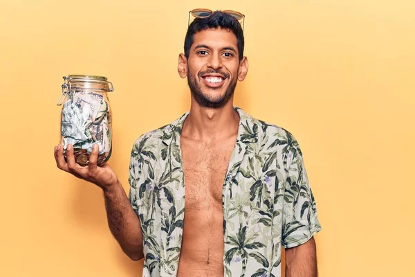Mladý Latinský Muž Letní Košili Drží Sklenici Úspor Vypadá Pozitivně — Stock fotografie