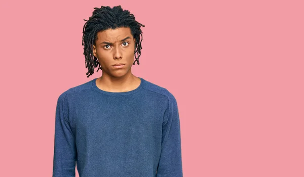 스웨터를 아프리카계 미국인 청년은 문제로 당황하고 표정을 있었다 부정적 — 스톡 사진