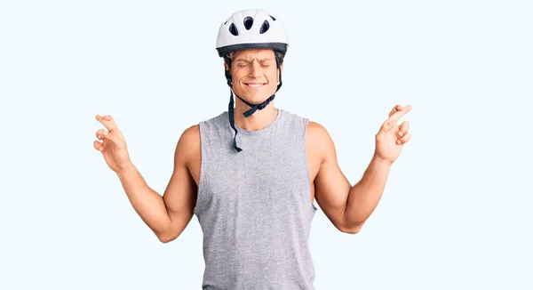 Joven Hombre Guapo Con Casco Bicicleta Gesto Cruzado Sonriendo Con —  Fotos de Stock