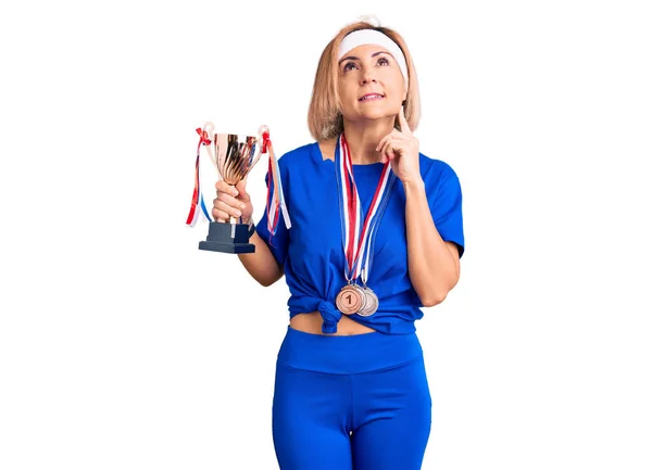 Ung Blond Kvinna Håller Mästare Trofé Bär Medaljer Allvarligt Ansikte — Stockfoto