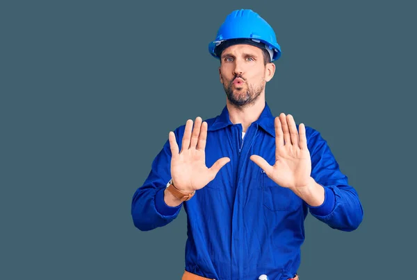 Ung Stilig Man Klädd Arbetare Uniform Och Hårdhatt Trötta Händer — Stockfoto