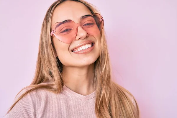 Joven Hermosa Mujer Rubia Con Gafas Sol Forma Corazón Sonriendo —  Fotos de Stock