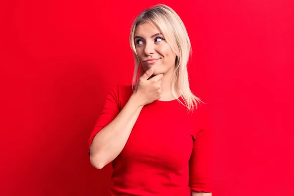 Jovem Bela Mulher Loira Vestindo Casual Camiseta Vermelha Sobre Fundo — Fotografia de Stock