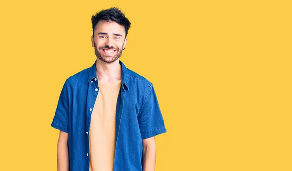 Ung Latinamerikansk Man Klädd Avslappnade Kläder Med Ett Glatt Och — Stockfoto