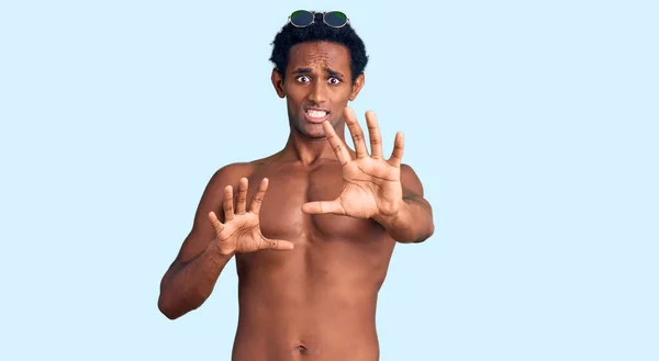 Hombre Guapo Africano Con Traje Baño Gafas Sol Asustado Aterrorizado —  Fotos de Stock