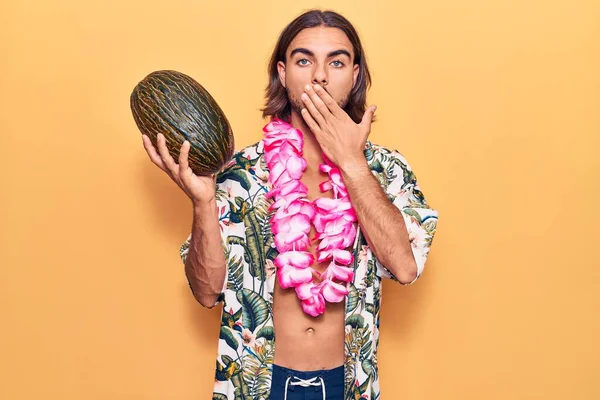 Joven Hombre Guapo Con Traje Baño Lei Hawaiano Sosteniendo Melón — Foto de Stock