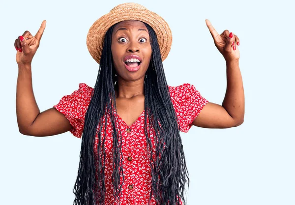 Молода Афро Американська Жінка Літньому Капелюсі Посміхається Вражена Здивована Вказуючи — стокове фото