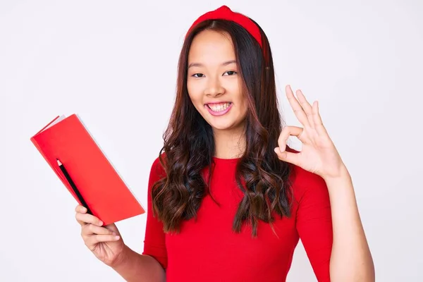 Giovane Bella Ragazza Cinese Che Tiene Libro Facendo Segno Con — Foto Stock