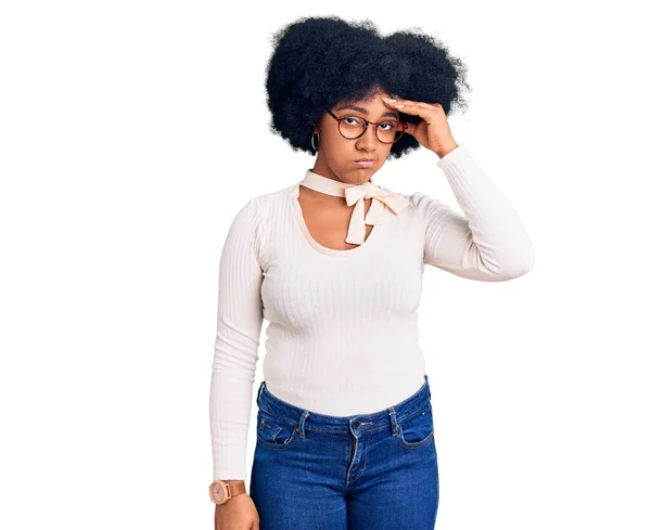 Ung Afrikansk Amerikansk Flicka Bär Casual Kläder Och Glasögon Orolig — Stockfoto