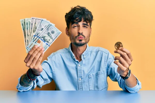 Elinde dolarlarla kameraya bakan İspanyol asıllı genç bir adam öpücük yolluyor ve çok seksi. aşk ifadesi. 