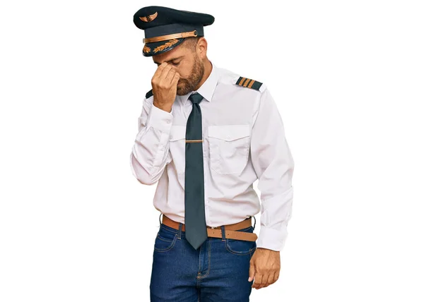 Bello Uomo Con Barba Che Indossa Uniforme Pilota Aereo Stanco — Foto Stock