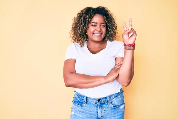 Jeune Femme Afro Américaine Taille Portant Shirt Blanc Décontracté Souriant — Photo