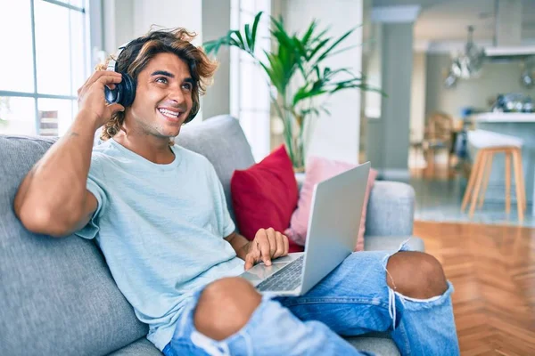 Νεαρός Ισπανόφωνος Χαμογελώντας Χαρούμενος Χρησιμοποιώντας Φορητό Υπολογιστή Και Ακουστικά Στο — Φωτογραφία Αρχείου