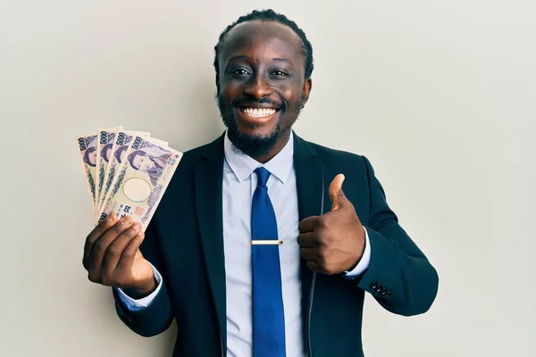 Knappe Jonge Zwarte Man Zakenpak Met Yens Bankbiljetten Glimlachend Positief — Stockfoto