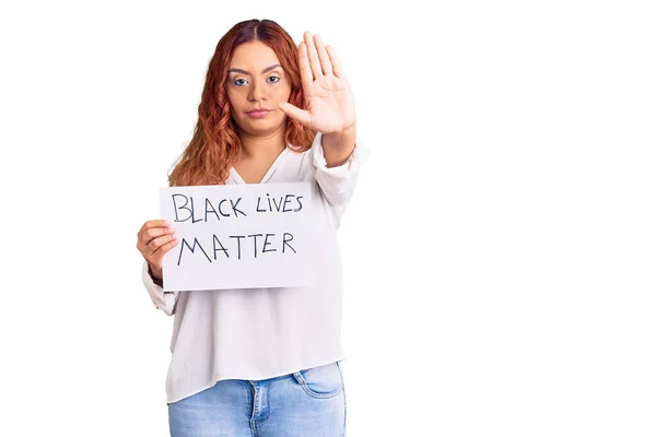 Mujer Latina Joven Sosteniendo Banner Materia Vidas Negras Con Mano — Foto de Stock