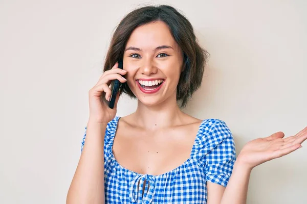 Jong Mooi Meisje Hebben Gesprek Praten Smartphone Vieren Prestatie Met — Stockfoto