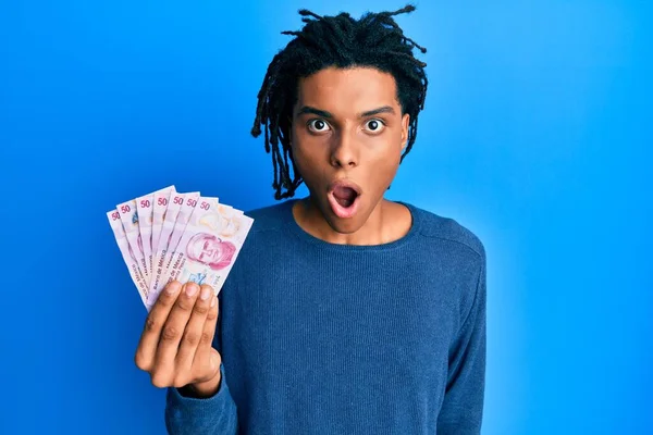 Jonge Afro Amerikaanse Man Die Mexicaanse Peso Vasthoudt Bang Verbaasd — Stockfoto