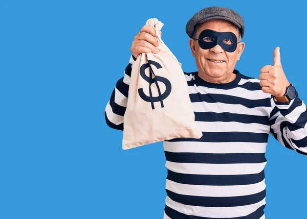 Hırsız Maskesi Takan Kıdemli Yakışıklı Elinde Para Çantası Mutlu Olumlu — Stok fotoğraf