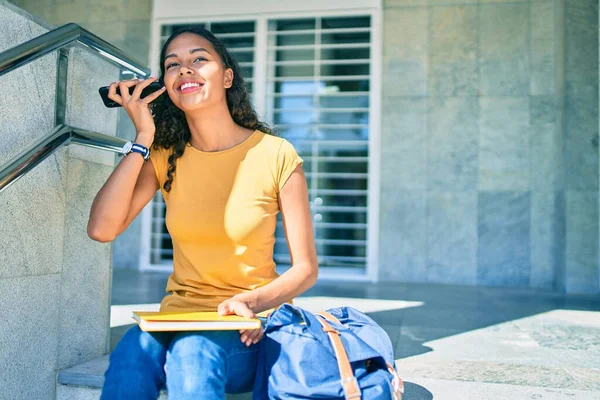 Giovane Studentessa Afroamericana Ascoltando Messaggio Audio Seduta Sulle Scale Dell — Foto Stock