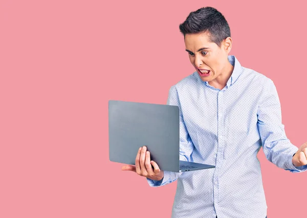 Junge Frau Mit Kurzen Haaren Laptop Der Hand Genervt Und — Stockfoto