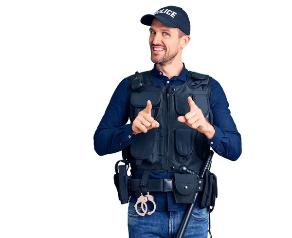 Joven Hombre Guapo Con Uniforme Policía Señalando Los Dedos Cámara — Foto de Stock