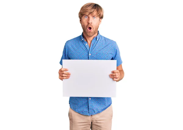 Bonito Homem Caucasiano Com Barba Segurando Cartaz Venda Assustado Espantado — Fotografia de Stock