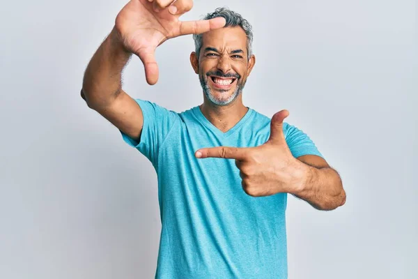 Homem Cabelos Grisalhos Meia Idade Vestindo Roupas Casuais Sorrindo Fazendo — Fotografia de Stock