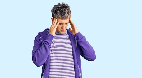 Młody Przystojniak Fioletowej Bluzie Ręką Głowie Ból Głowy Ponieważ Stres — Zdjęcie stockowe