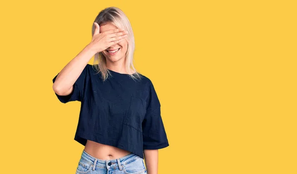 Młoda Piękna Blondynka Ubrana Luźny Shirt Uśmiecha Się Śmieje Ręką — Zdjęcie stockowe