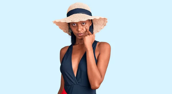 Jovem Afro Americana Vestindo Maiô Chapéu Verão Apontando Para Olho — Fotografia de Stock