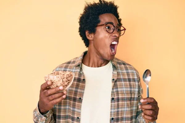 Hombre Afroamericano Guapo Con Pelo Afro Comiendo Celears Integrales Saludables — Foto de Stock