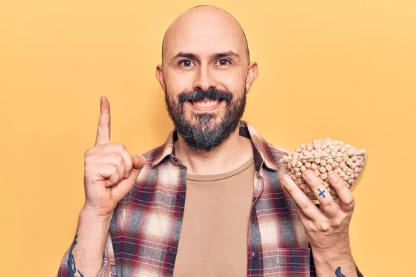 Jonge Knappe Man Met Kikkererwten Kom Glimlachend Met Een Idee — Stockfoto