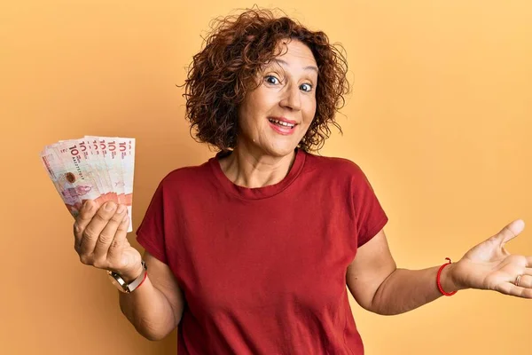 Beautiful Middle Age Mature Woman Holding Colombian Pesos Banknotes Celebrating — Stock Photo, Image