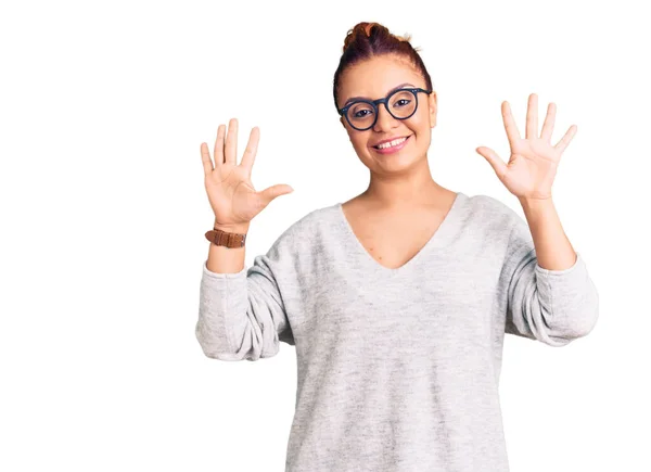 Junge Lateinamerikanische Frau Lässiger Kleidung Zeigt Mit Finger Nummer Zehn — Stockfoto
