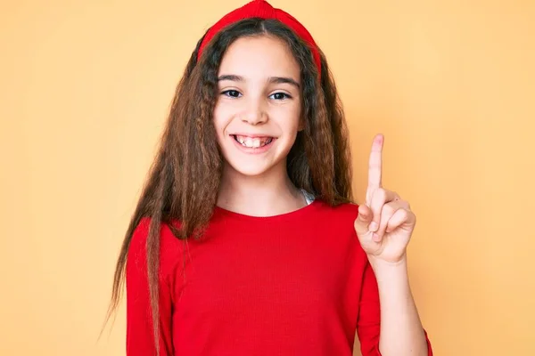 Linda Niña Hispana Vistiendo Ropa Casual Diadema Mostrando Señalando Con — Foto de Stock