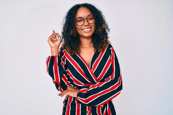 Joven Mujer Afroamericana Vistiendo Ropa Casual Gafas Sonriendo Feliz Señalando — Foto de Stock