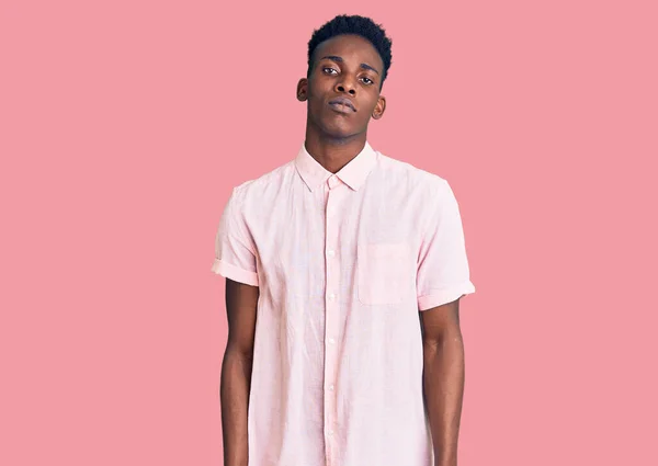 Jeune Homme Afro Américain Portant Des Vêtements Décontractés Détendus Avec — Photo