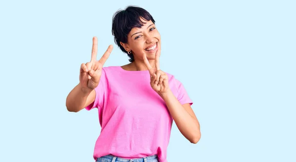 Mujer Morena Joven Con Pelo Corto Con Ropa Casual Sonriendo —  Fotos de Stock