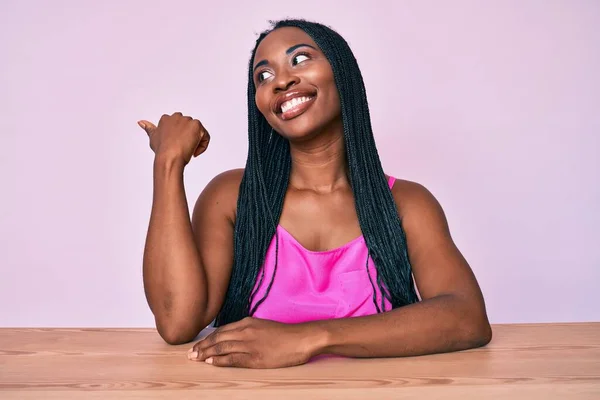 Femme Afro Américaine Avec Des Tresses Portant Des Vêtements Décontractés — Photo